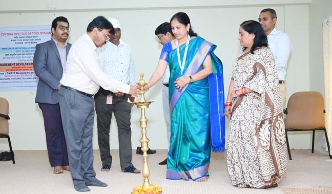 Lamp lighting by the dignitaries