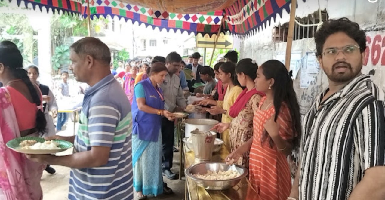 Plates served at the Annadanam counter