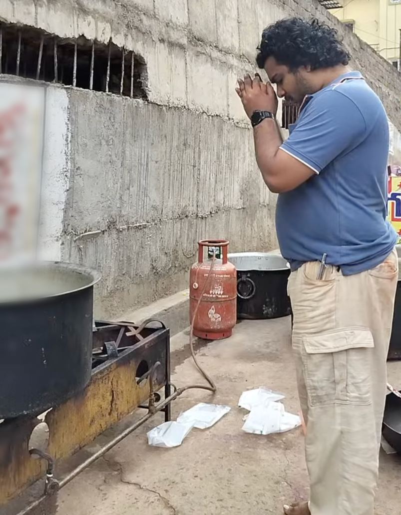 Kadali Venkatesh praying before starting the Annadanam